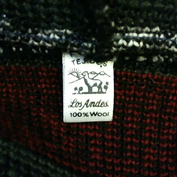 Hooded sweater with wooden buttons - Picture 7 of 7